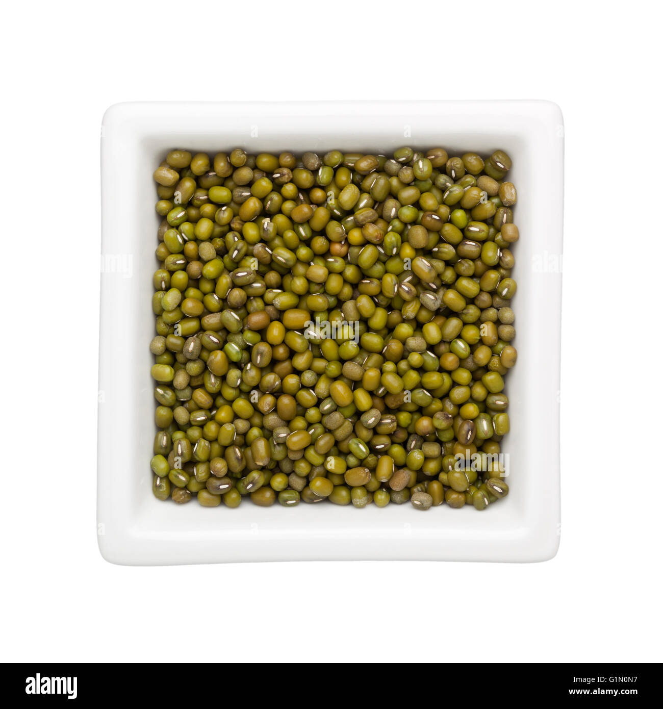 Fagioli in una ciotola quadrata isolati su sfondo bianco Foto Stock