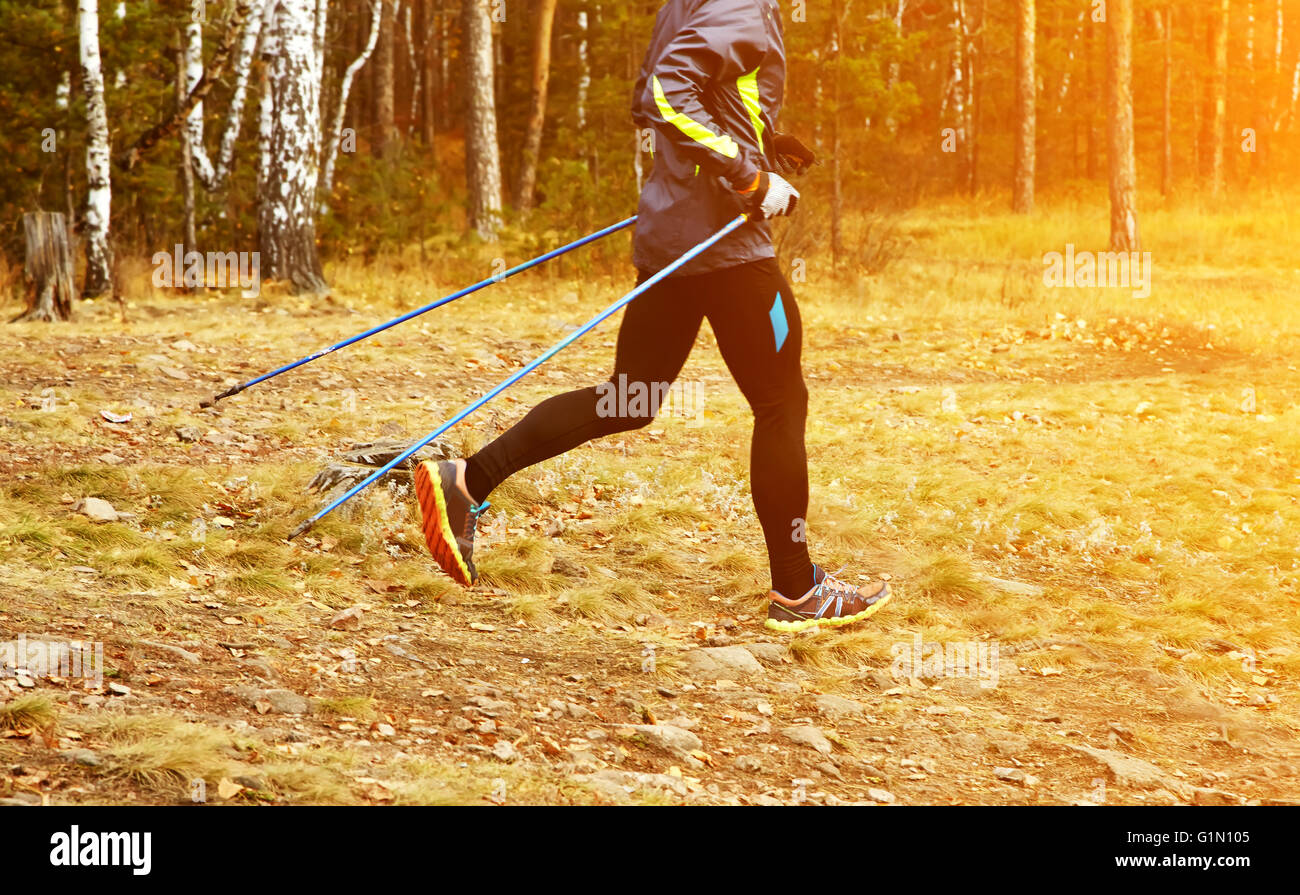 Il nordic walking uomo Foto Stock
