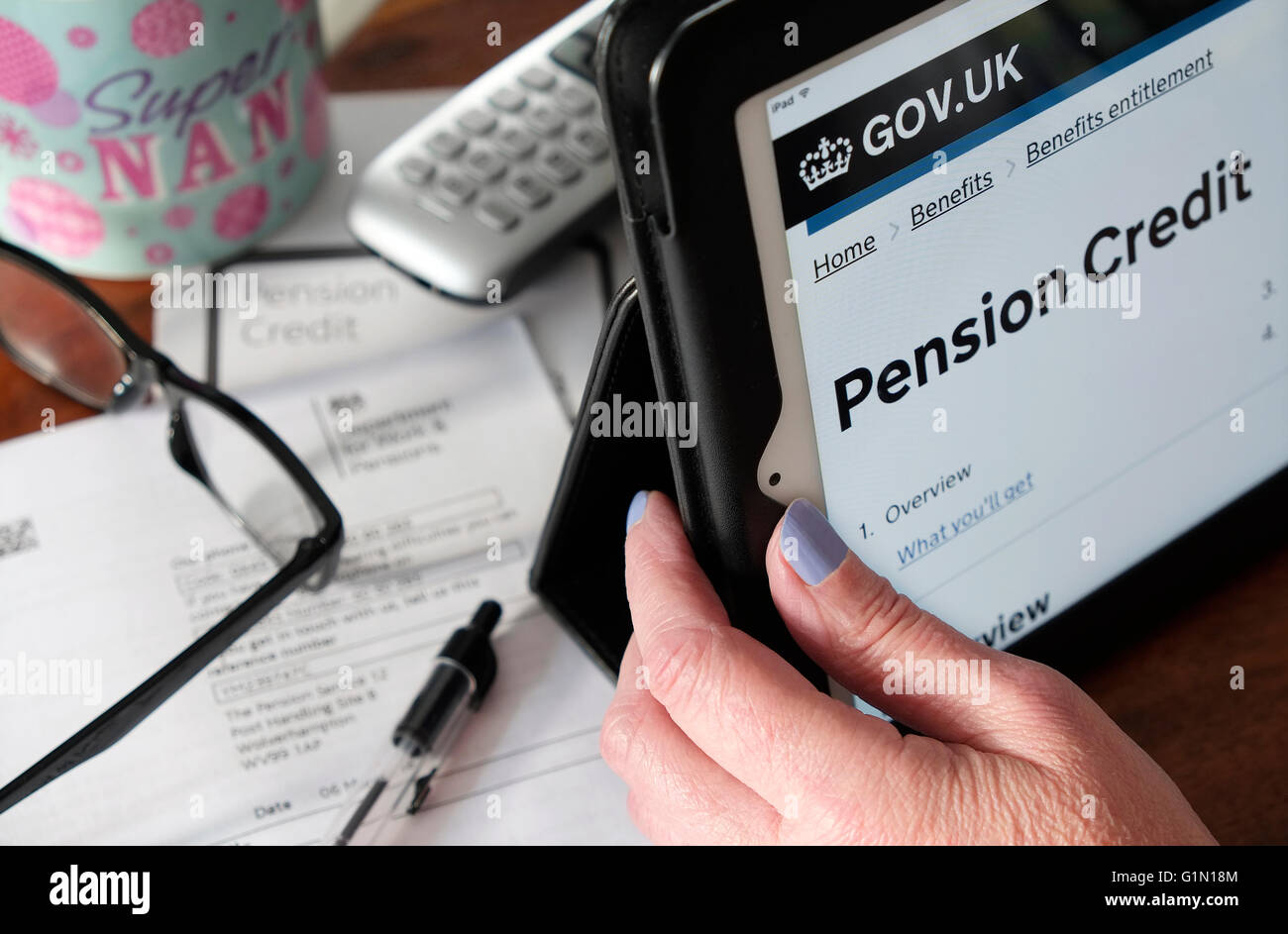 gov.uk pagina principale del credito pensionistico statale sullo schermo del tablet del computer Foto Stock