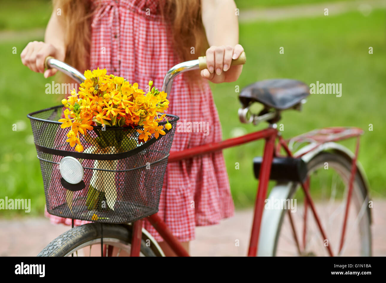 donna e bici Foto Stock