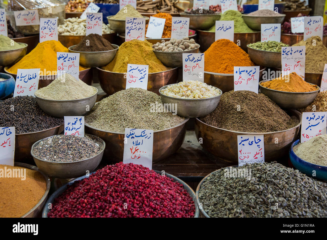 Varie spezie presso un negozio sulla Vakil Bazaar a Shiraz Foto Stock