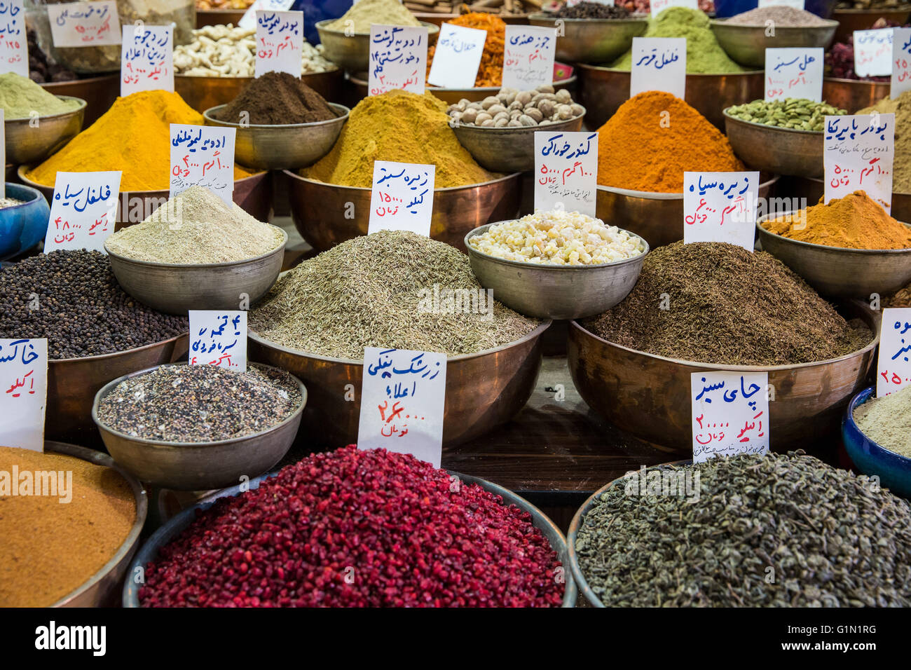 Varie spezie presso un negozio sulla Vakil Bazaar a Shiraz Foto Stock