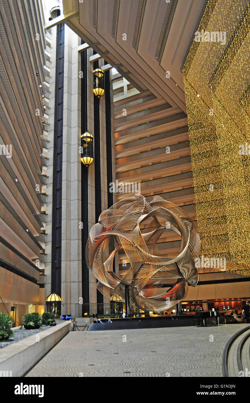 San Francisco, Stati Uniti d'America: Eclipse, un corpo in alluminio anodizzato scultura realizzata nel 1973 da Charles O. Perry nella lobby dell'Hotel Hyatt Regency Hotel Foto Stock