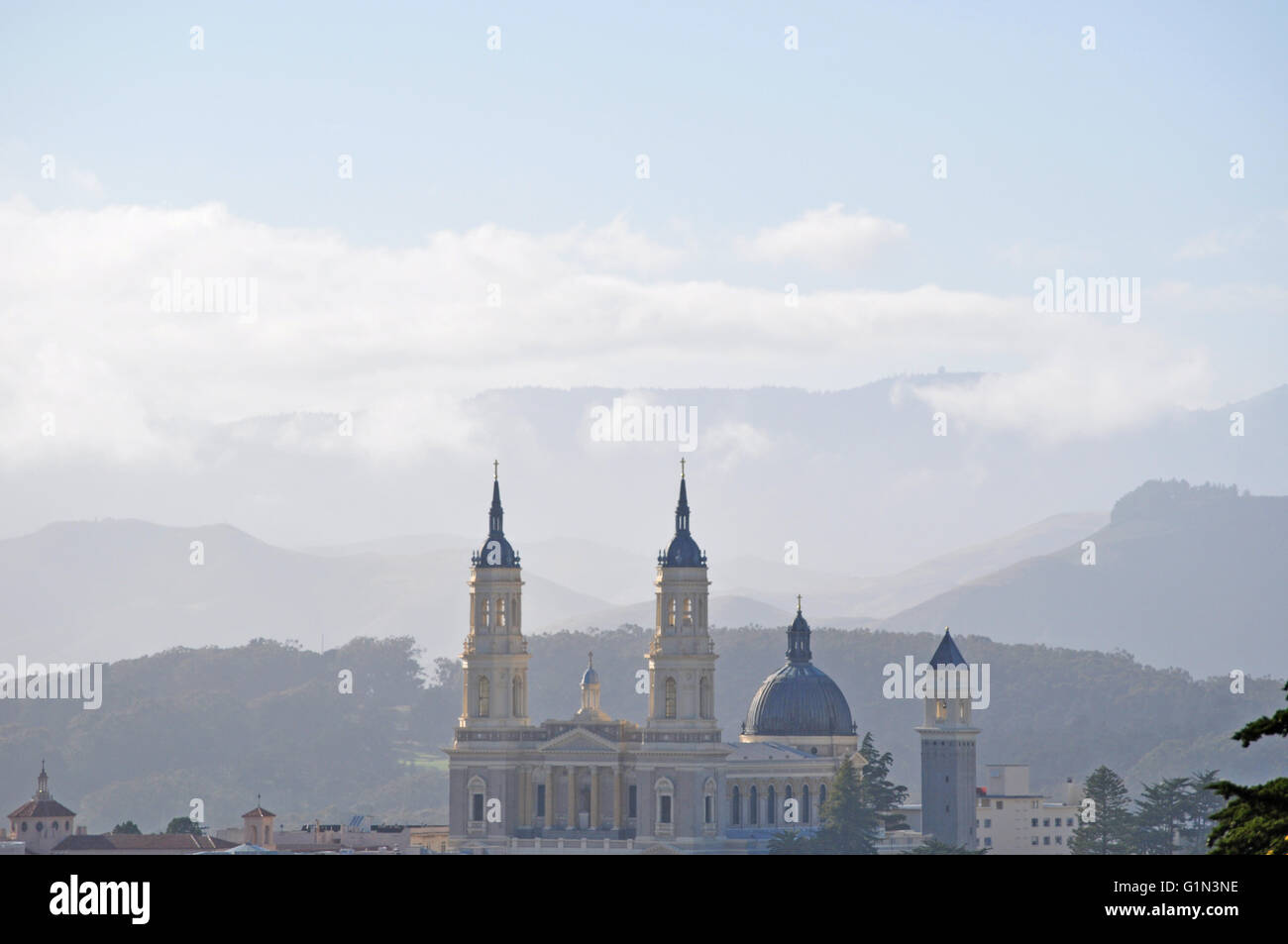 San Francisco: la foschia e la vista di Sant Ignazio di Loyola, la chiesa dedicata a Ignazio di Loyola nel campus della University of San Francisco Foto Stock