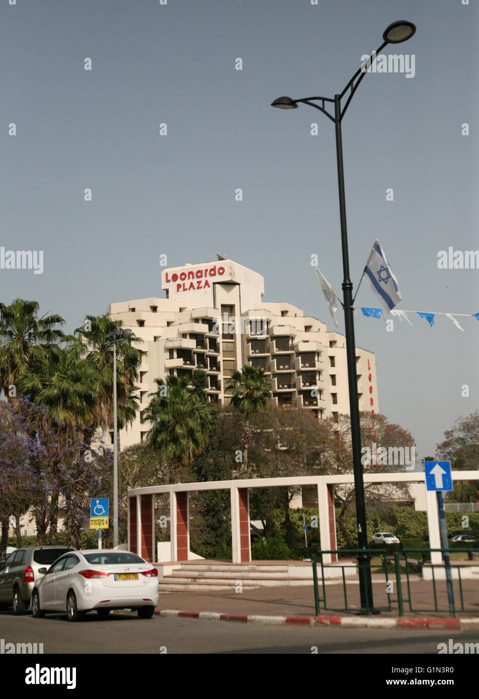 Israele, a nord, la Galilea, Leonardo Plaza Hotel con palme e bandiere. Foto Stock