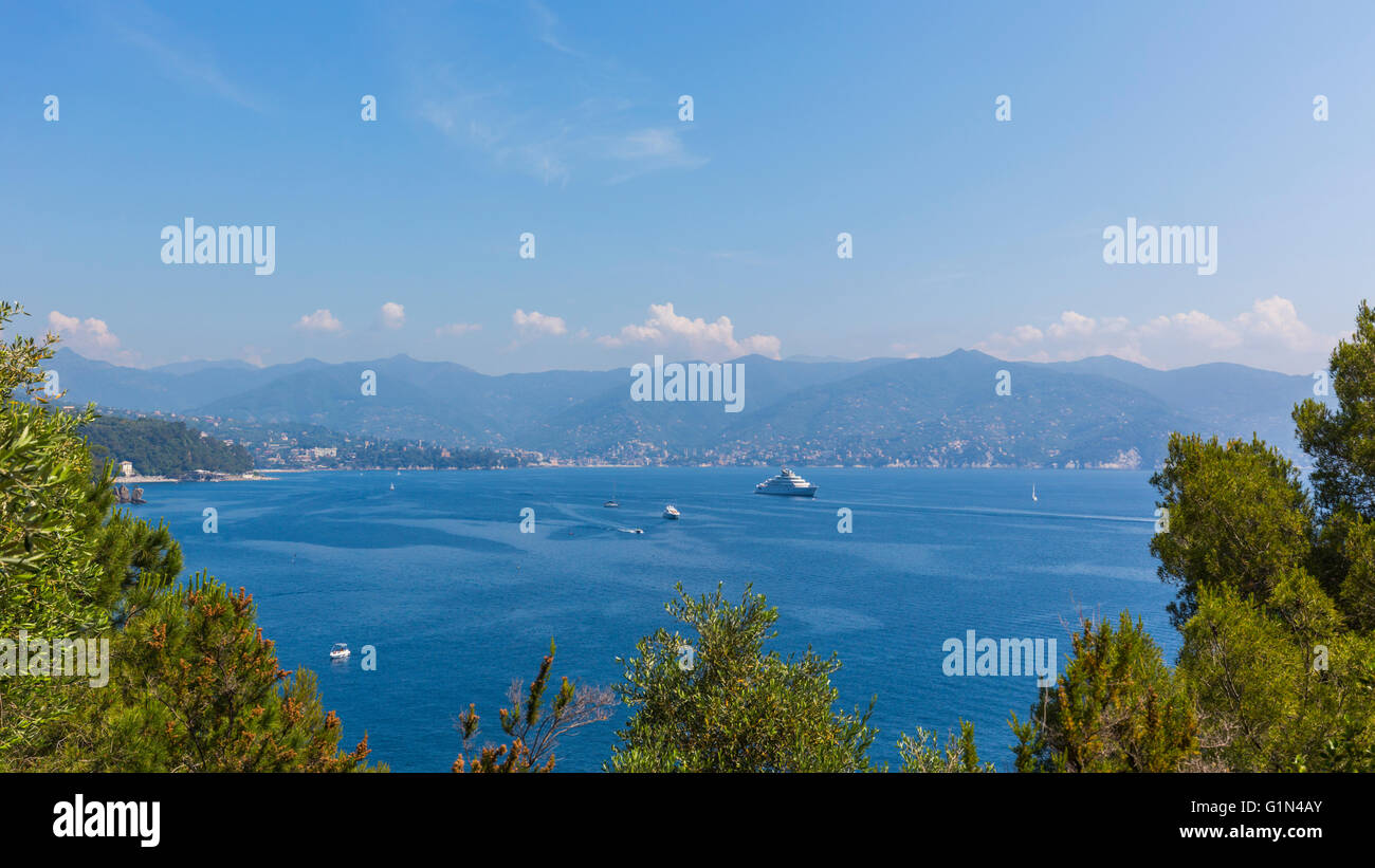 Golfo del Tigullio, la provincia di Genova, Liguria, Riviera Ligure, Italia. Vista da Portofino attraverso il Golfo del Tigullio. Foto Stock