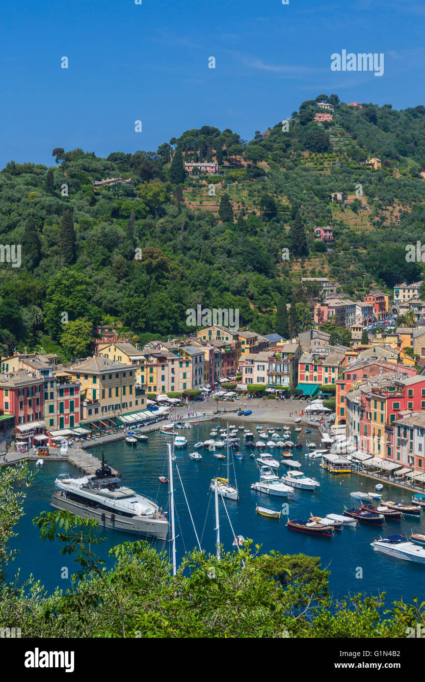 Portofino, la provincia di Genova, Liguria, Riviera Ligure, Italia. Classic vista complessiva del villaggio ed un porto. Foto Stock