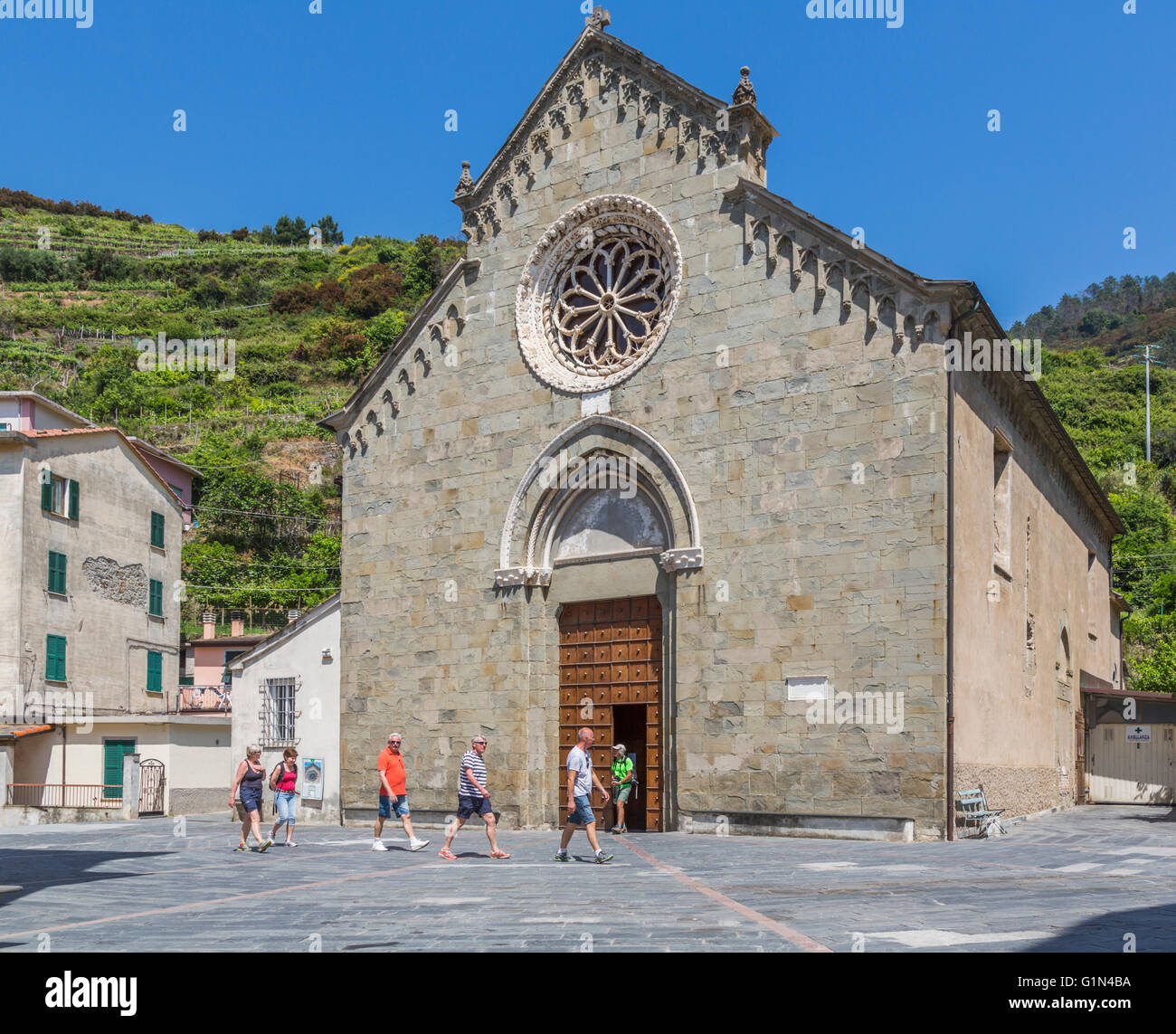 Manarola, La Spezia, Liguria, Italia. La chiesa di San Lorenzo. Manarola è uno dei cinque borghi delle Cinque Terre Foto Stock