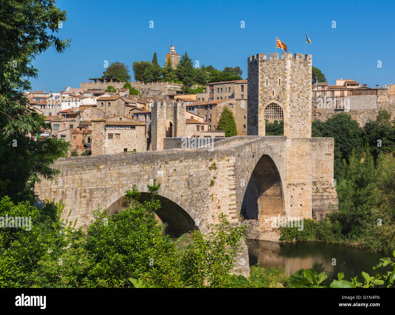 Besalu, provincia di Girona, in Catalogna, Spagna. Ponte fortificato conosciuta come El Pont Vell, il vecchio ponte che attraversa il fiume Fluvia. Foto Stock