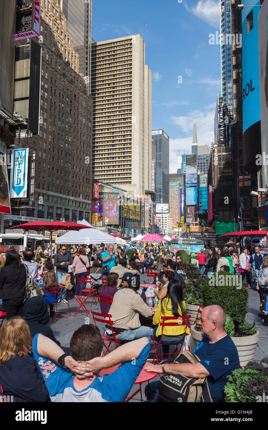 New York, nello Stato di New York, Stati Uniti d'America. Persone rilassante in Times Square. La vita di strada. Foto Stock