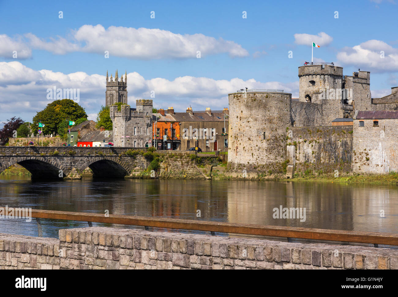 Limerick, County Limerick, Repubblica di Irlanda. Eire. Nel XIII secolo il re Giovanni il castello che si vede attraverso il fiume Shannon. Foto Stock