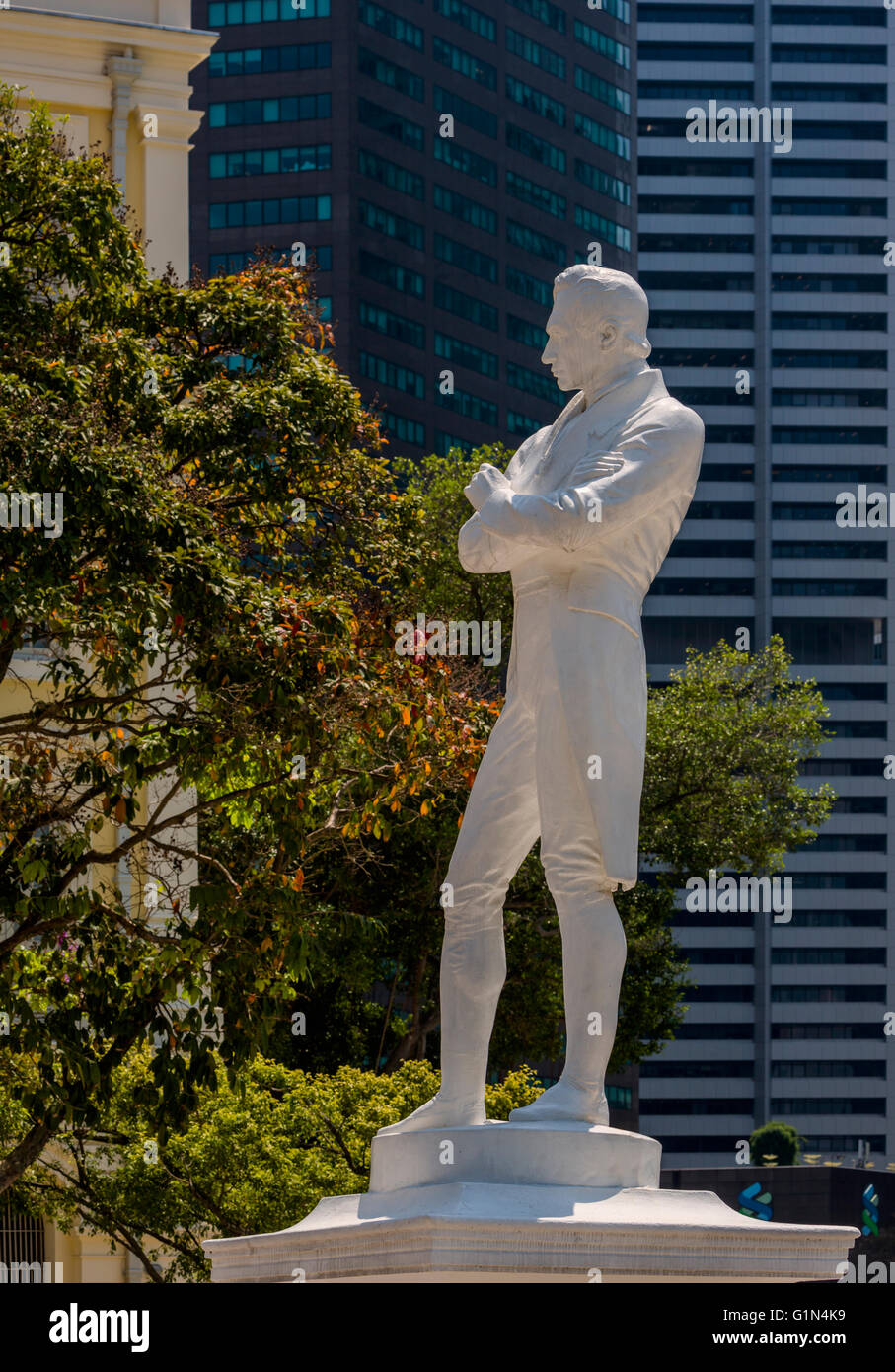 Repubblica di Singapore. Statua di Sir Stamford Raffles,1781 - 1826, alla macchia dove il Raffles sbarcati per la prima volta in Singapore, dopo t Foto Stock
