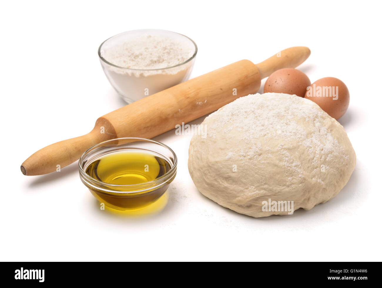 Pasta con farina, olio di oliva, uova e mattarello isolato su bianco Foto Stock