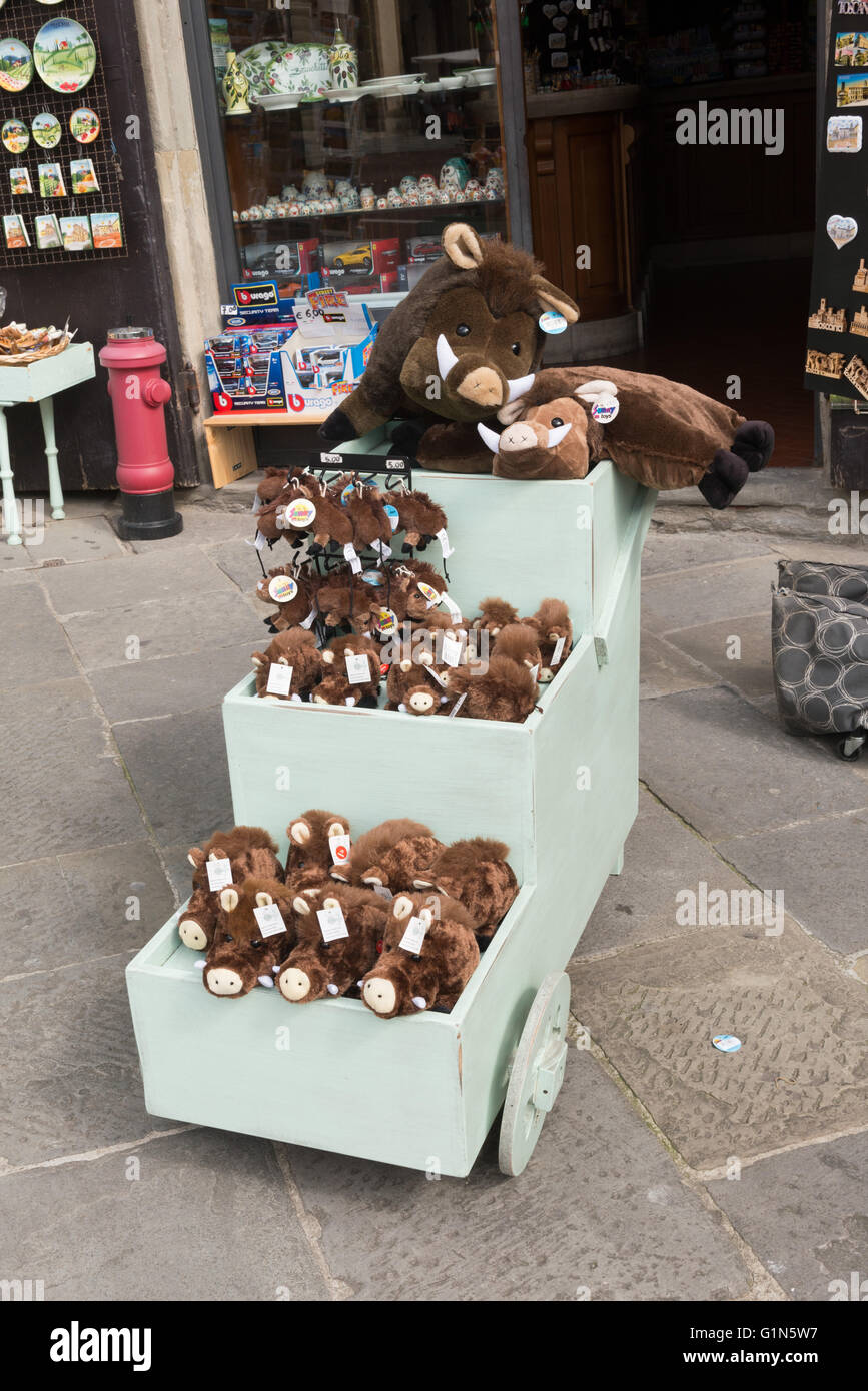 Il cinghiale animali impagliati display al di fuori di una nave di souvenir  in Arezzo, Italia Foto stock - Alamy