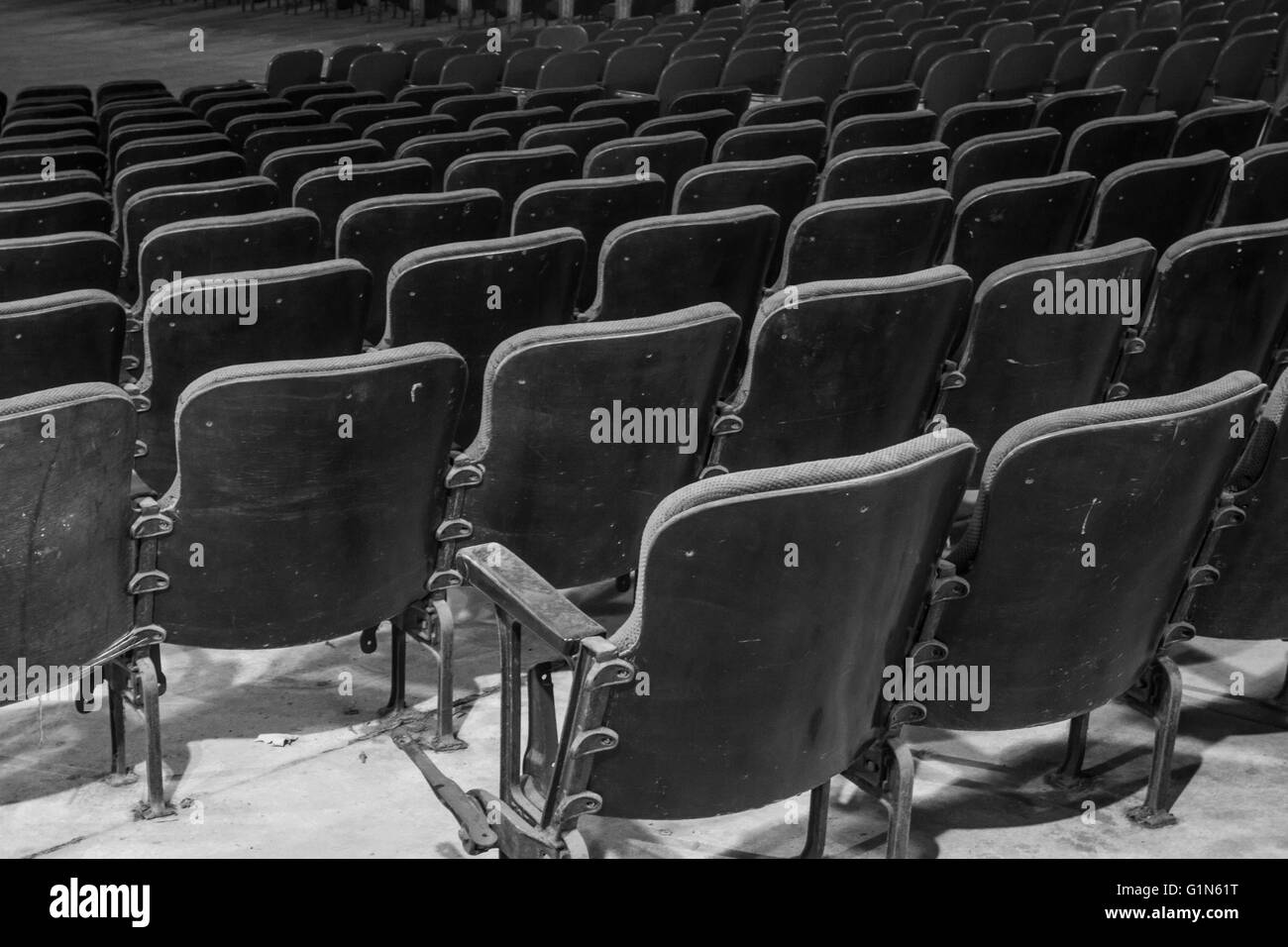 Bianco e Nero velluto vintage theatre posti a sedere in declino movie theater. Foto Stock