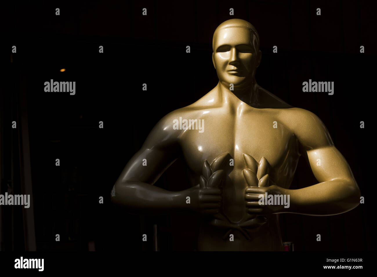 Una statua come gli Academy Awards Oscar statua che si trova nella parte anteriore di un negozio di articoli da regalo su Hollywood Boulevard, Los Angeles, California, Stati Uniti d'America Foto Stock