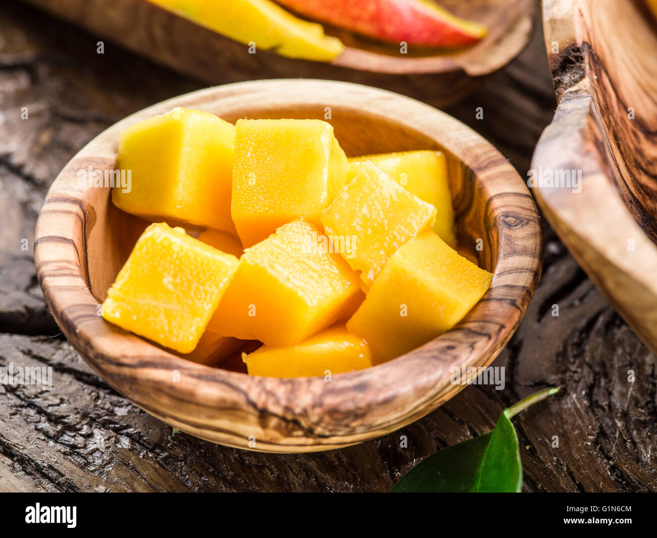 Pezzi di mango fruit nella ciotola di legno. Foto Stock