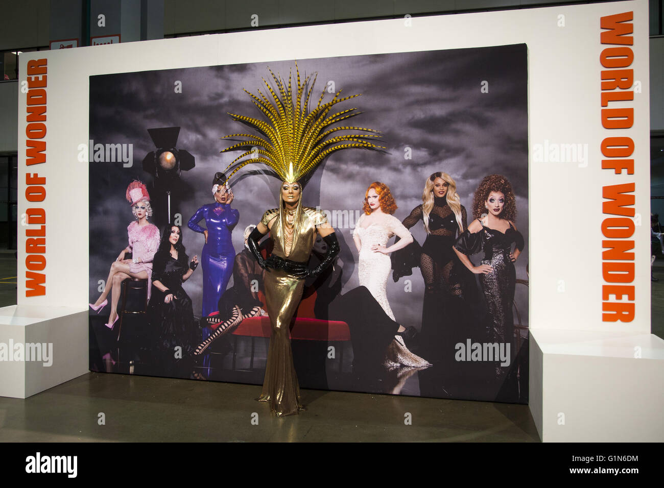 In posa davanti un murale raffigurante famoso trascinare regine, RuPaul's DragCon 2016, Los Angeles Convention Center di Los Angeles, Cali Foto Stock