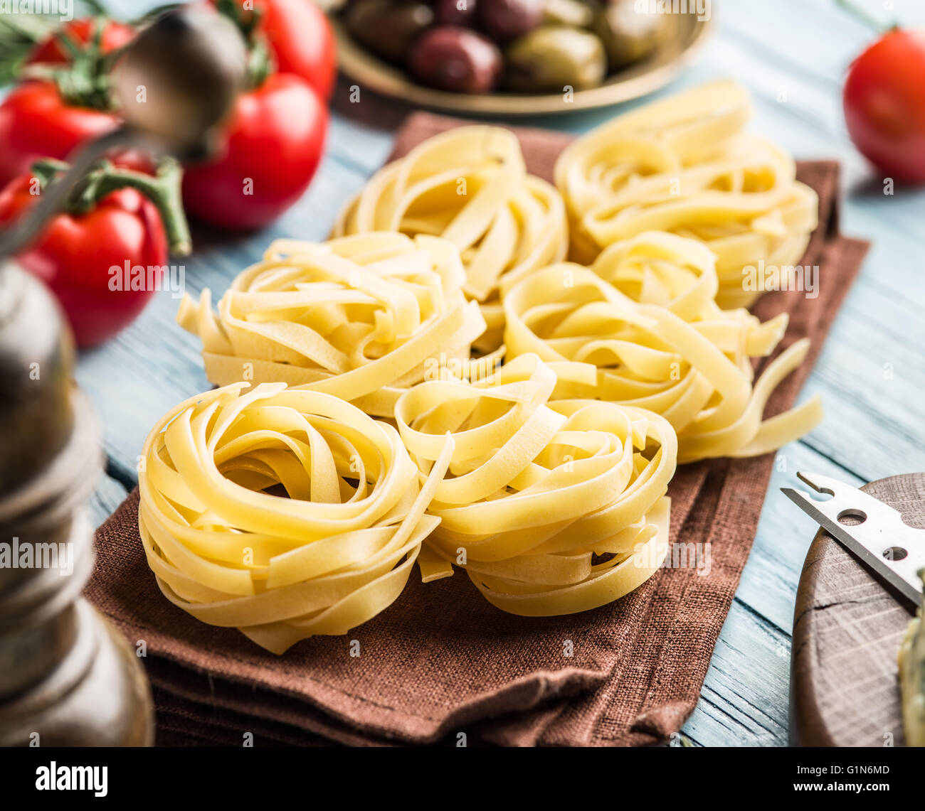 Ingredienti per la pasta. Cherry-pomodori, spaghetti e spezie sul tavolo di legno. Foto Stock