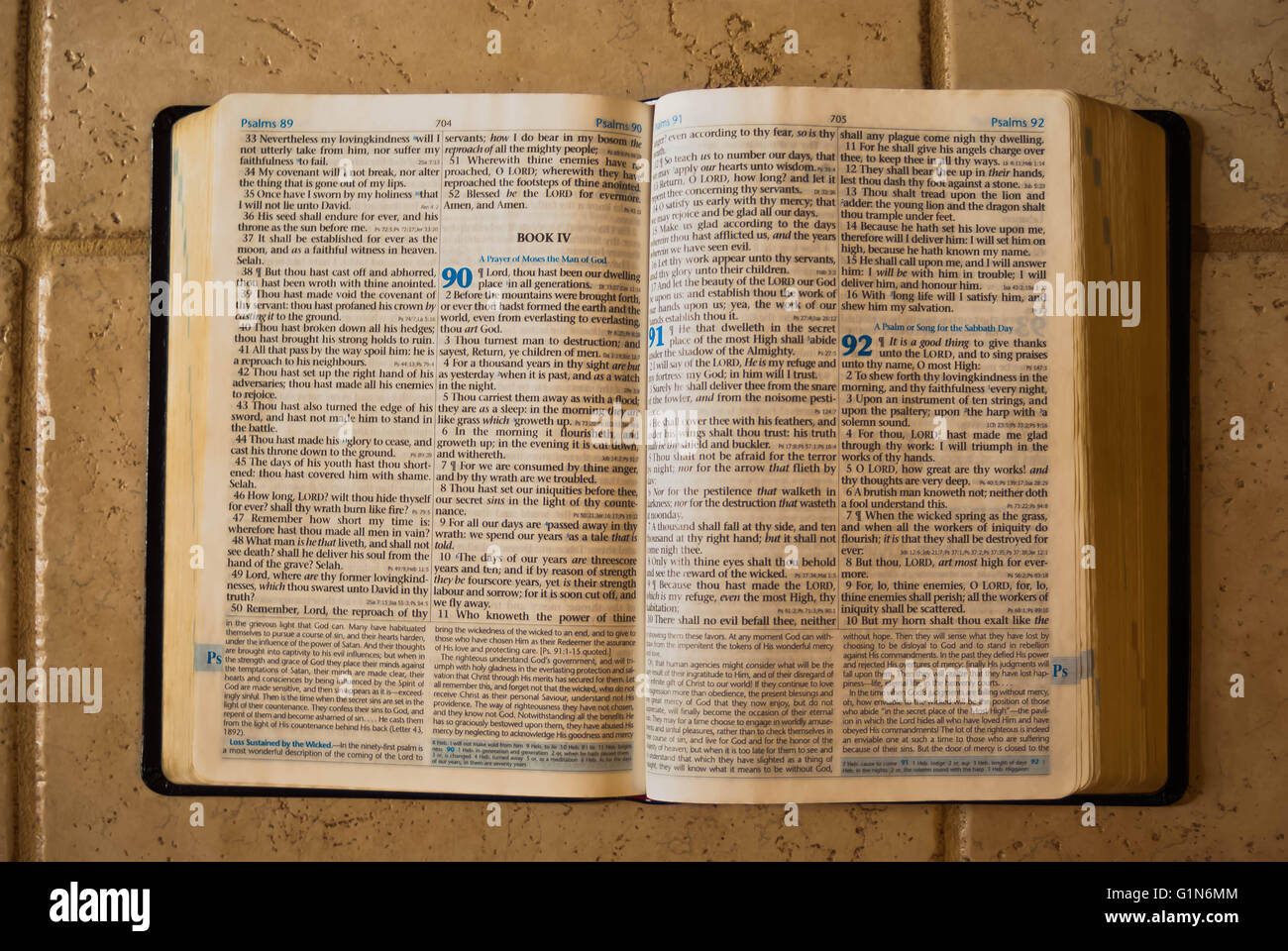 Re Nero James Ellen White la Bibbia sul pavimento. Foto Stock