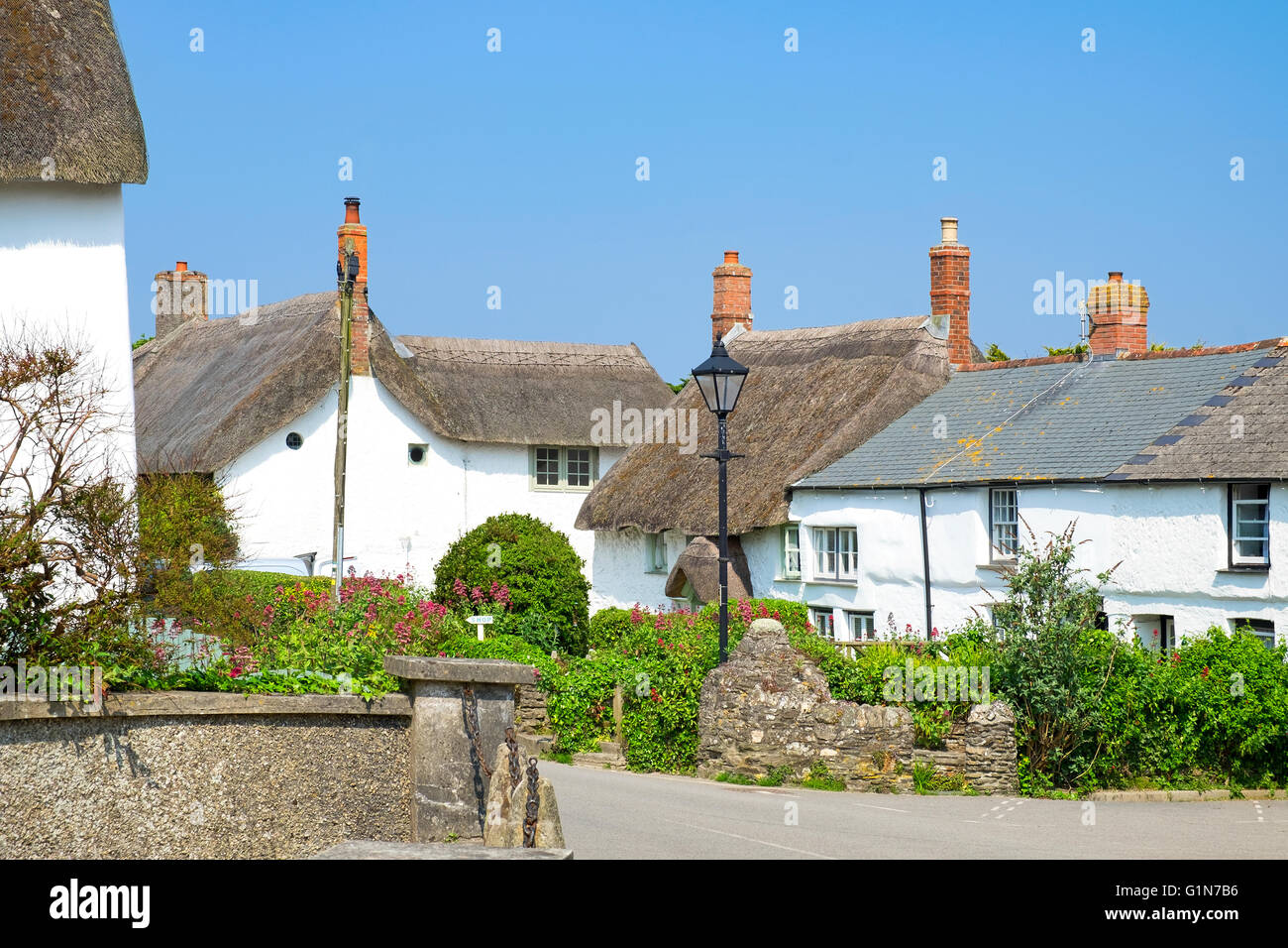 Cottage con il tetto di paglia nel villaggio di, Crantock Cornwall, England, Regno Unito Foto Stock