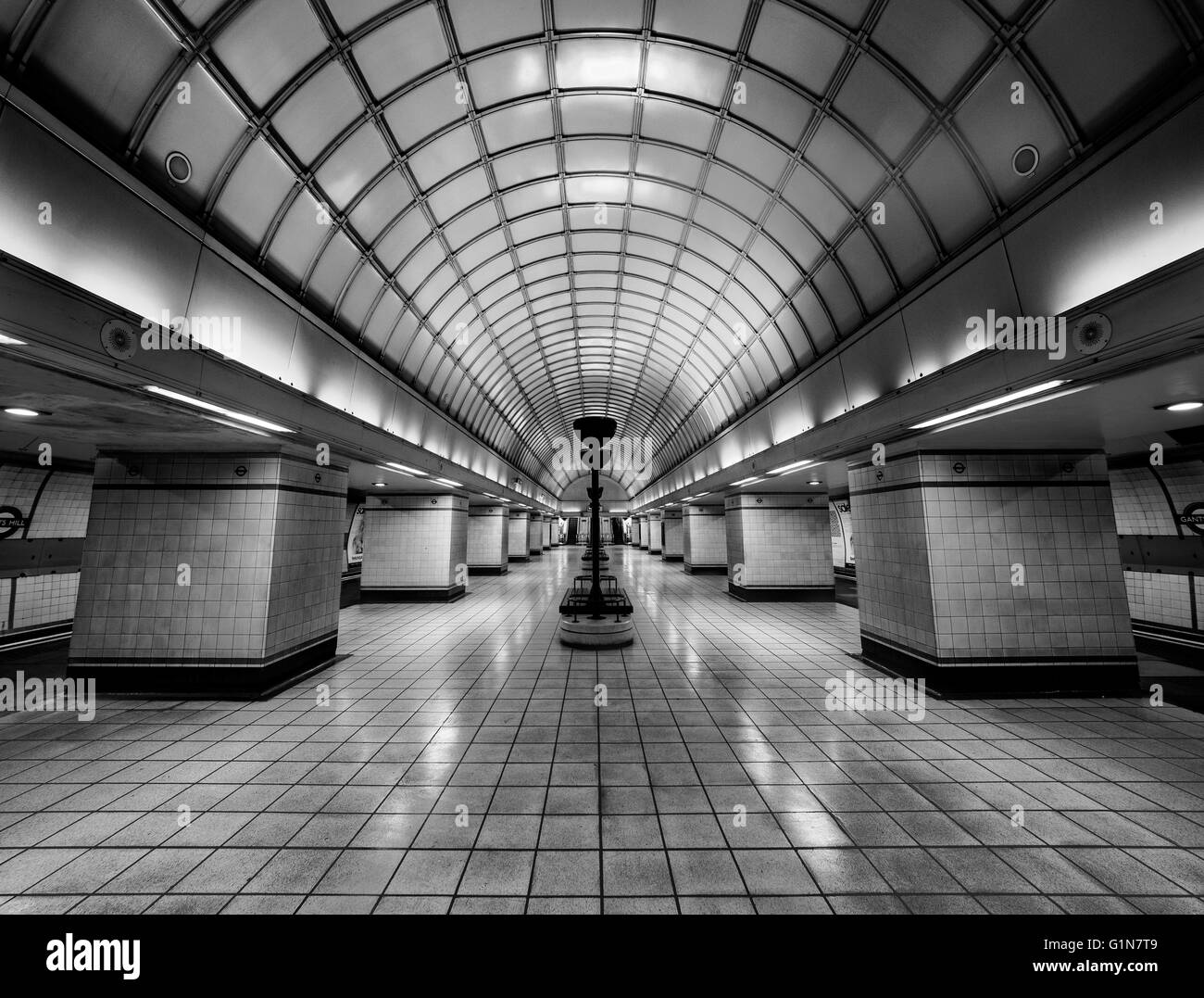 Simmetria nella bellissima Gants Hill Art Deco tube station. Foto Stock