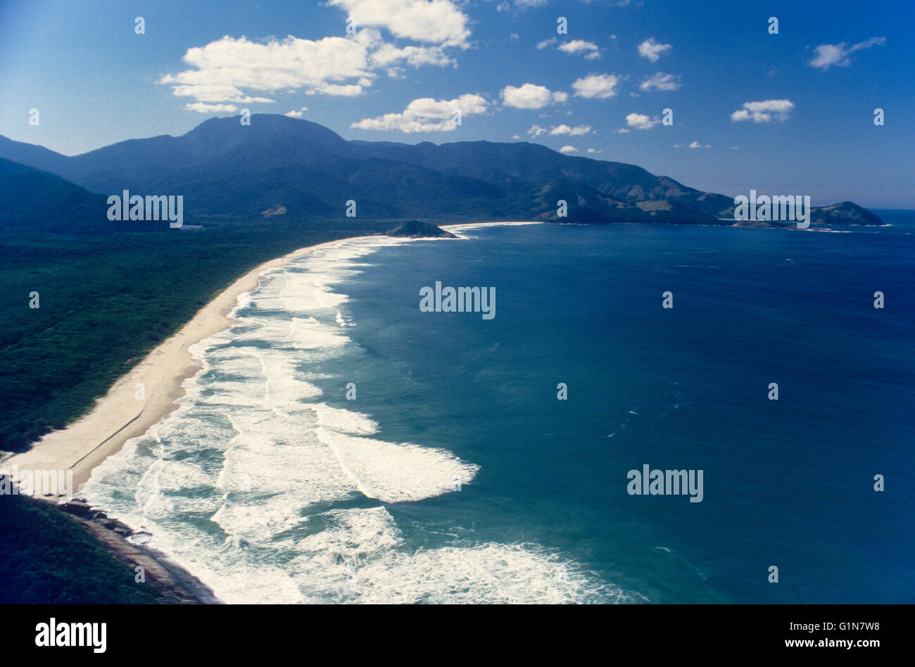 Reserva Biologica Estadual da Praia do Sul ( Praia do Sul Stato Riserva Biologica ) in Ilha Grande ( Grande Isola ) un isola situata al largo della costa della stato di Rio de Janeiro in Brasile, che fa parte del comune di Angra dos Reis - l'isola è una destinazione che si fa notare per la sua bellezza paesaggistica e incontaminate spiagge tropicali, vegetazione lussureggiante e aspro paesaggio. Foto Stock