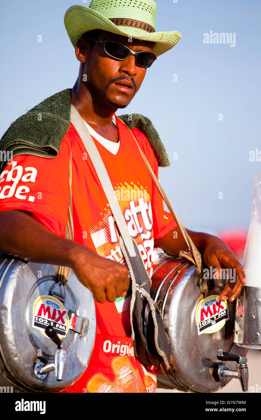 Leao opaca venditore nella spiaggia di Ipanema, Rio de Janeiro, Brasile - Leao opaca è una meta molto popolare tra i brasiliani marca di tè, ora di proprietà di The Coca Cola Company - fin dagli anni cinquanta, nel caldo torrido di Rio de Janeiro, i fatti in casa a base di tè freddo viene venduto dai venditori ambulanti in tamburi sulla spiaggia. Foto Stock