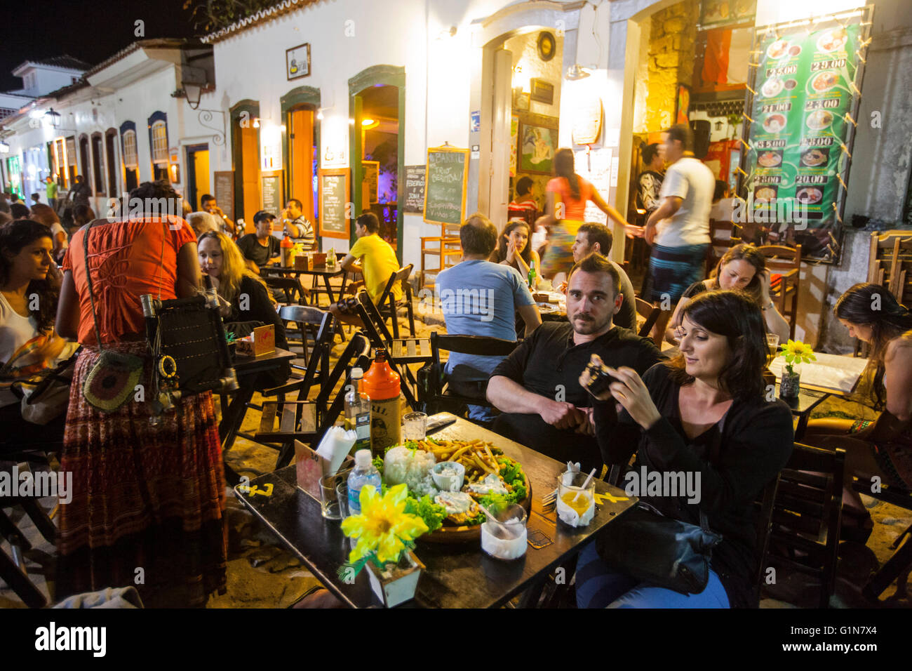 Barril Pub & Choperia a Parati Centro storico - Paraty ( o Parati ), una conservata coloniale portoghese brasiliano e città imperiale si trova sulla Costa Verde ( Costa Verde ), un lussureggiante, corridoio verde che corre lungo la costa sud dello stato di Rio de Janeiro in Brasile - una popolare località turistica rinomata per le costruzioni storiche ed è noto per il ciottolo-strade pavimentate in tutto il centro storico quartiere. Foto Stock