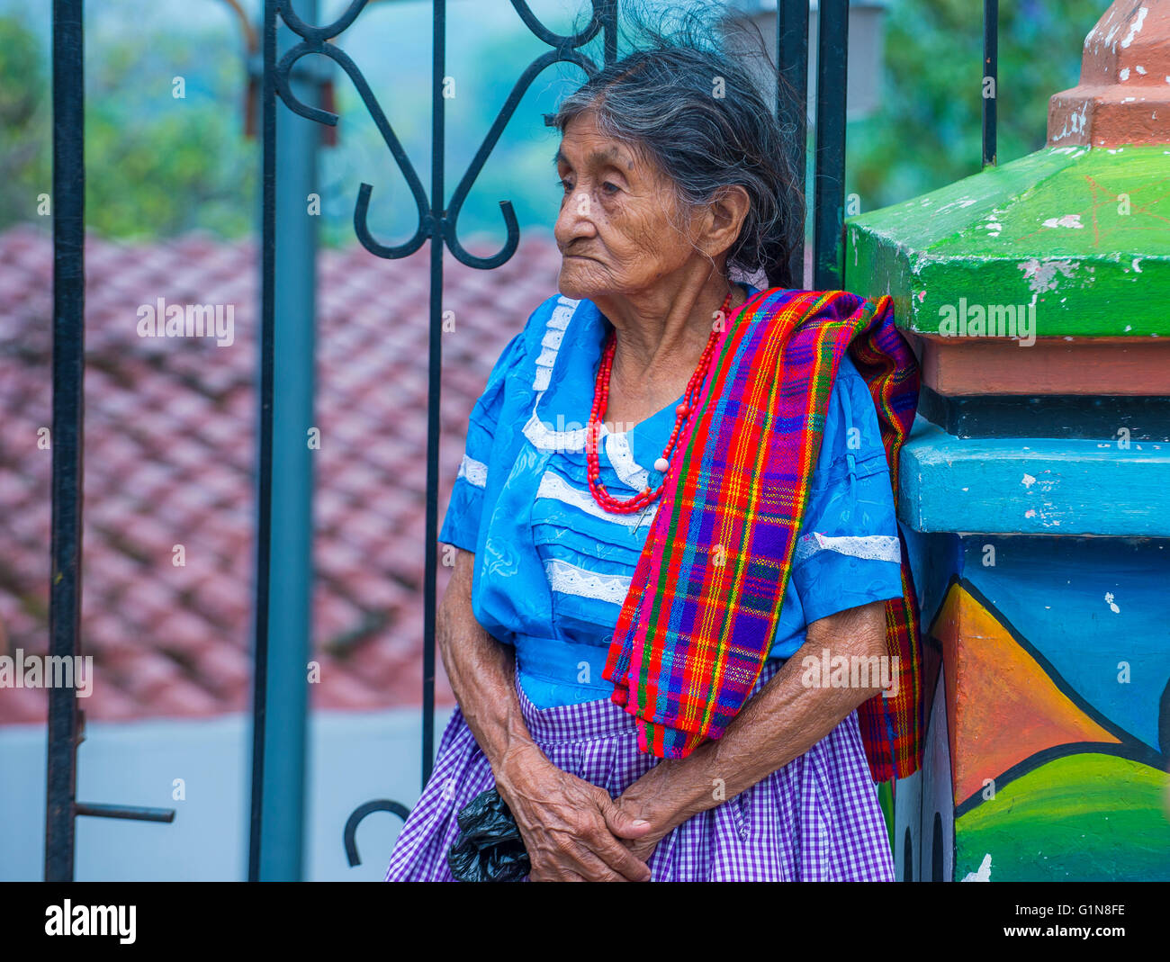 Ritratto di una donna di Salvadoran durante il fiore & Palm Festival in Panchimalco, El Salvador Foto Stock