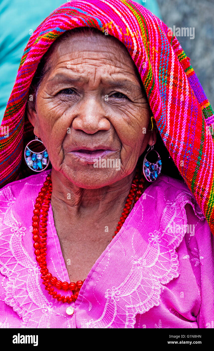 Ritratto di una donna di Salvadoran durante il fiore & Palm Festival in Panchimalco, El Salvador Foto Stock