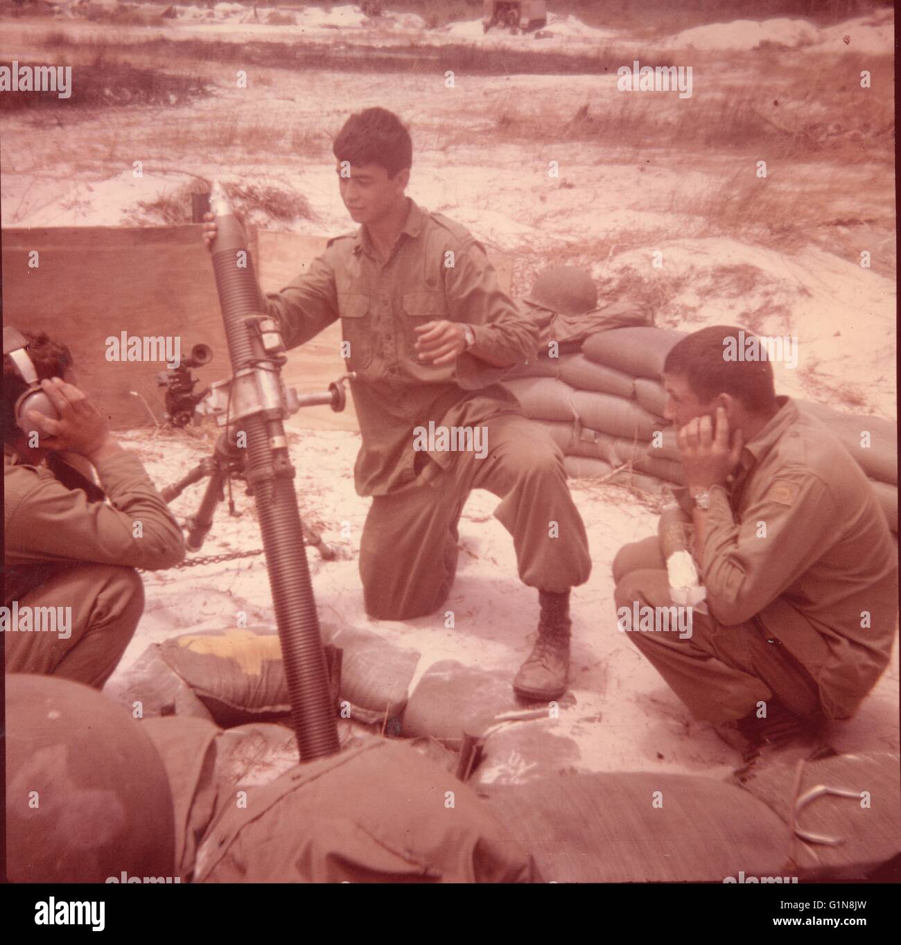 Australian 81mm mortaio equipaggio 5° Battaglione Royal Australian Regiment Phuoc Tuy provincia Sud Vietnam 1969 Foto Stock