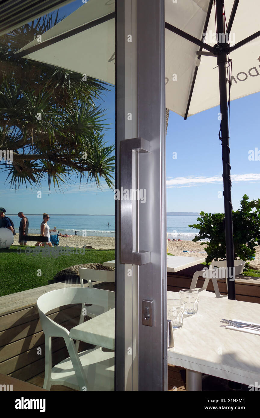 Tabelle sulla spiaggia al Bistro C, Noosa spiaggia principale, Noosa Shire, Sunshine Coast, Queensland, Australia. No signor o PR Foto Stock