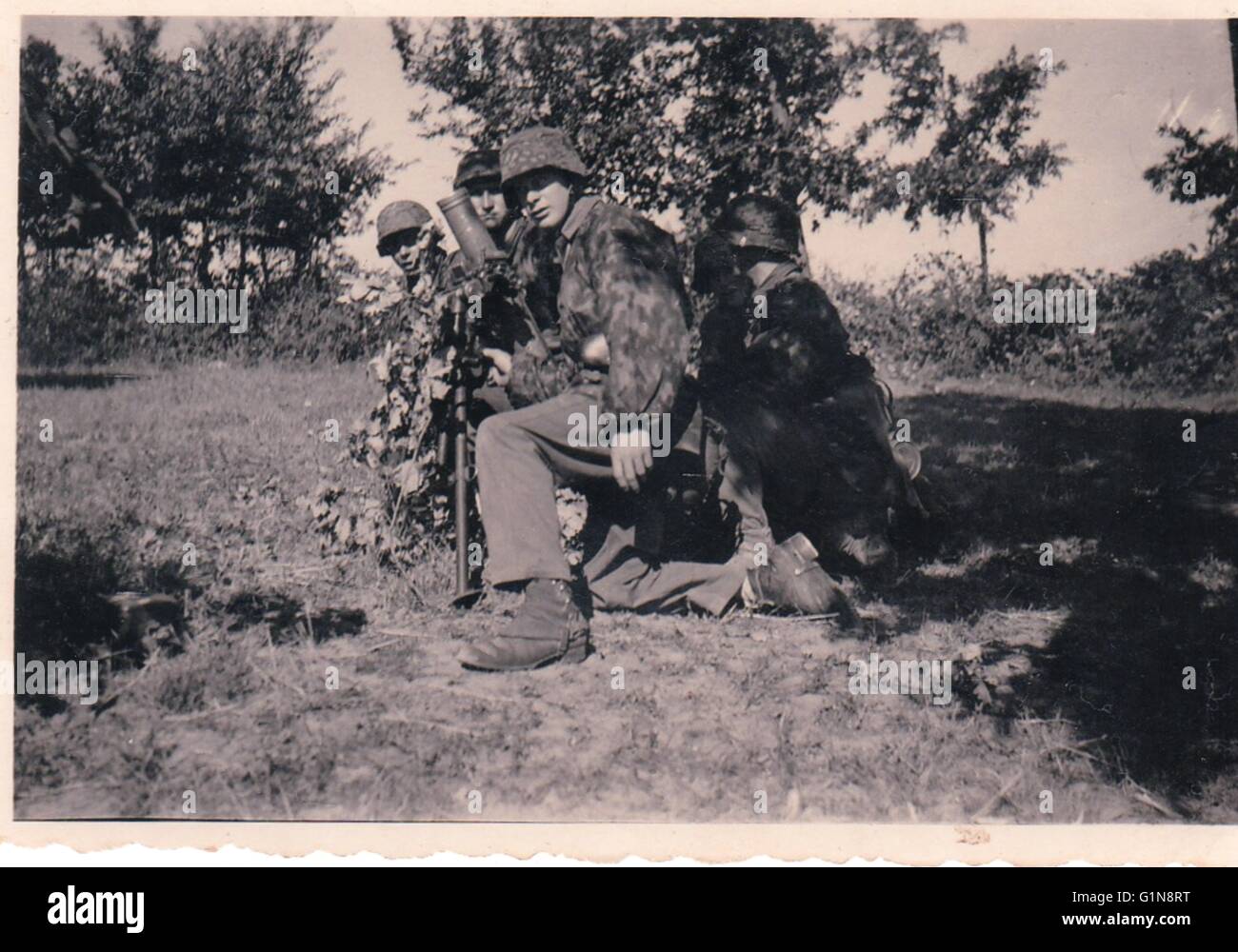 Waffen SS in camuffamento con loro 8cm mortaio vicino a Arnhem 1944 Foto Stock