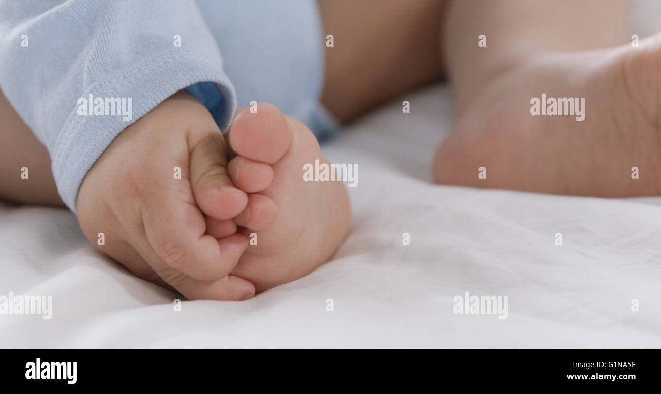 Focus su bambinos piedi Foto Stock