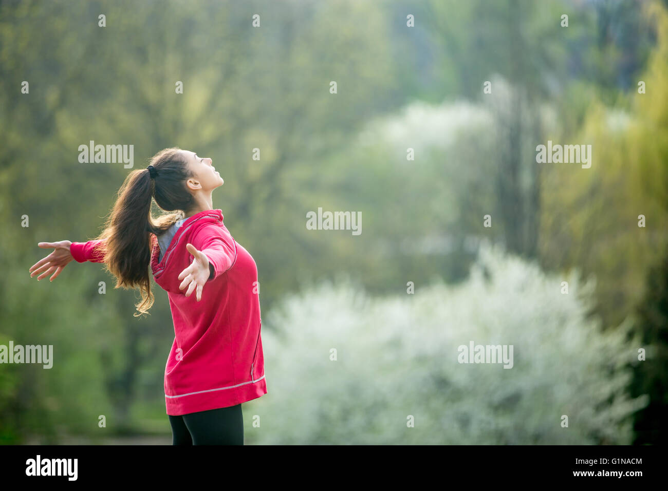 Ritratto di profilo di felice sportivo da donna relax nel parco. Gioioso modello femminile respirando aria fresca all'aperto Foto Stock