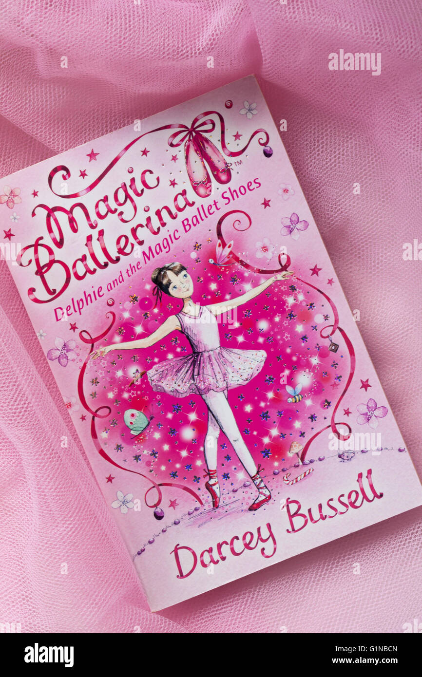Magic Ballerina Delphie e la magica ballerina scarpe libro di Darcey Bussell in rosa tutu Foto Stock