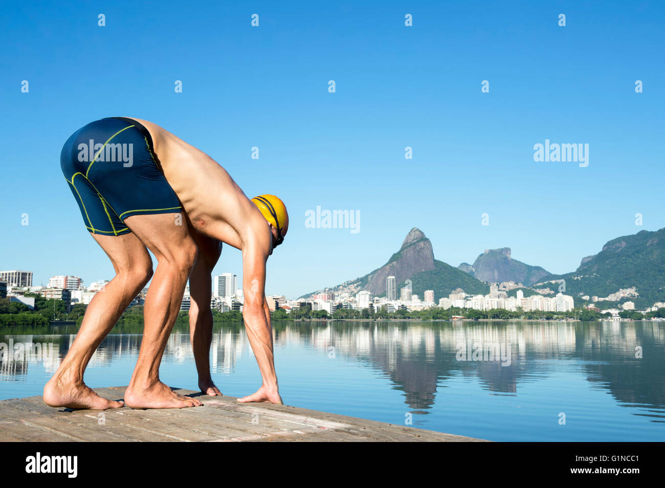 Atleta nuotatore con giallo cuffia per la piscina in posizione di avvio per una gara presso la Lagoa Rodrigo de Freitas lagoon Rio de Janeiro Foto Stock