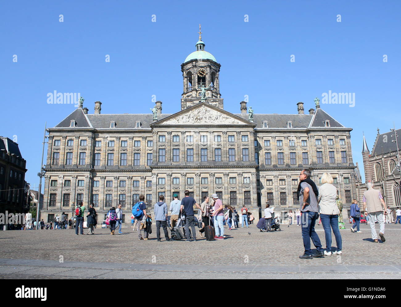 I turisti nella parte anteriore del xvii secolo Paleis op de Dam - Palazzo reale di Amsterdam in piazza Dam Foto Stock