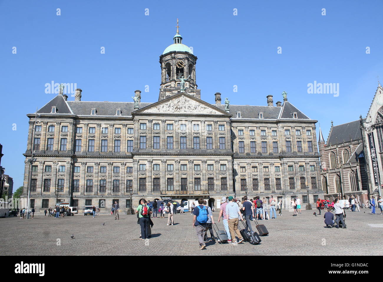 I turisti nella parte anteriore del xvii secolo Paleis op de Dam - Palazzo reale di Amsterdam in piazza Dam Foto Stock