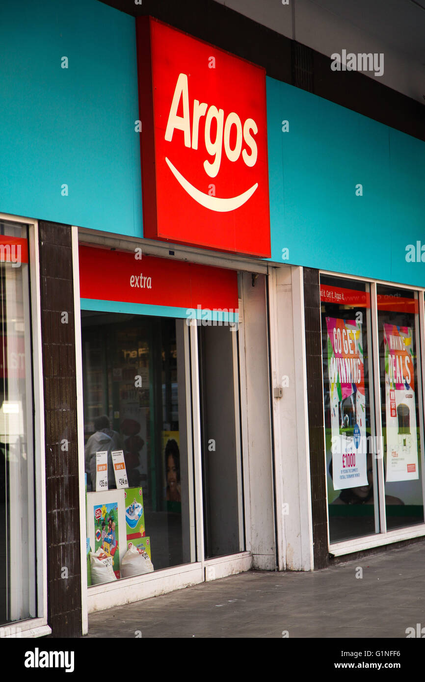 Shopfront esterna di un negozio di Argos in Wood Green Shopping City, a nord di Londra Foto Stock