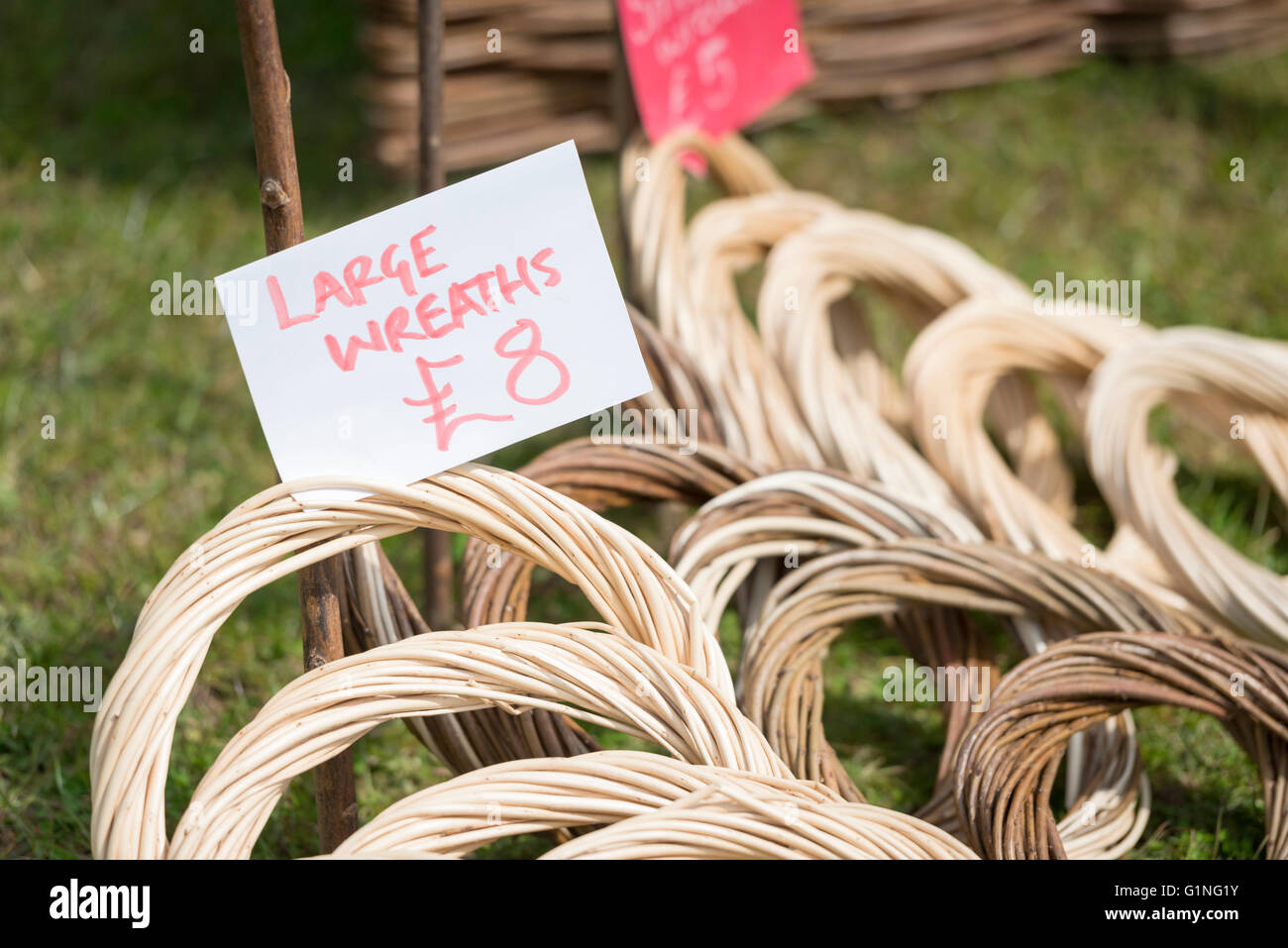 Fatte a mano ghirlande di vimini per la vendita in un mercato di artigianato NEL REGNO UNITO Foto Stock