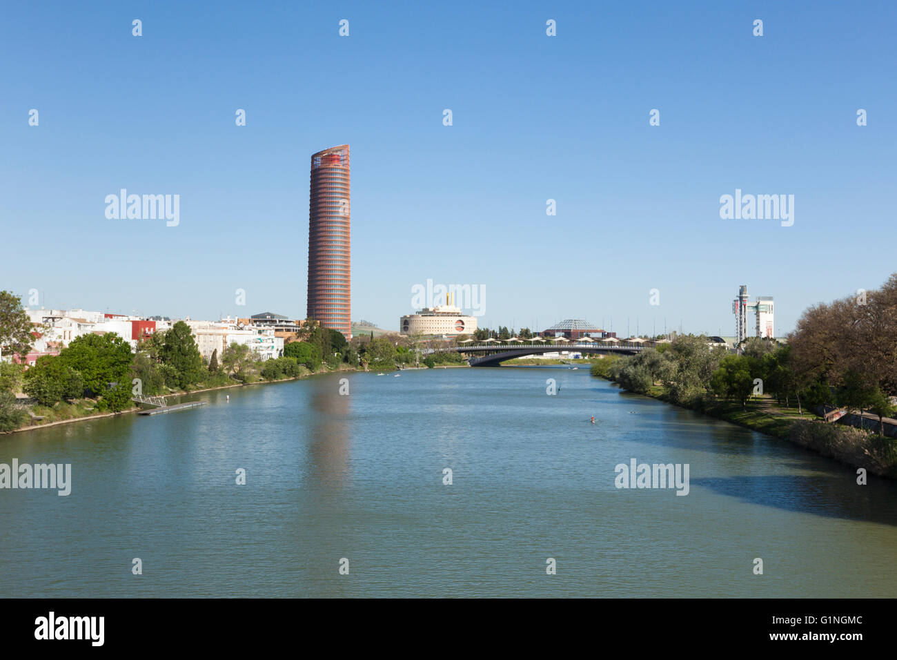Il fiume Guadalquivir a Siviglia con Sevilla Tower, Torre Triana Puente del Cachorro e Torre Schindler Foto Stock