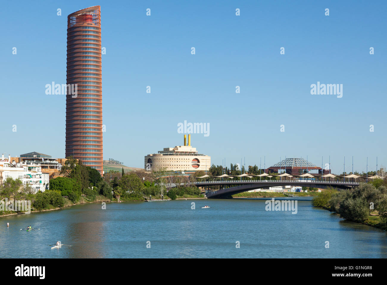 Il Sevilla Torre o Cajasol dall architetto César Pelli e Torre Triana da Francisco Javier Sáenz presso il fiume Guadalquivir Foto Stock
