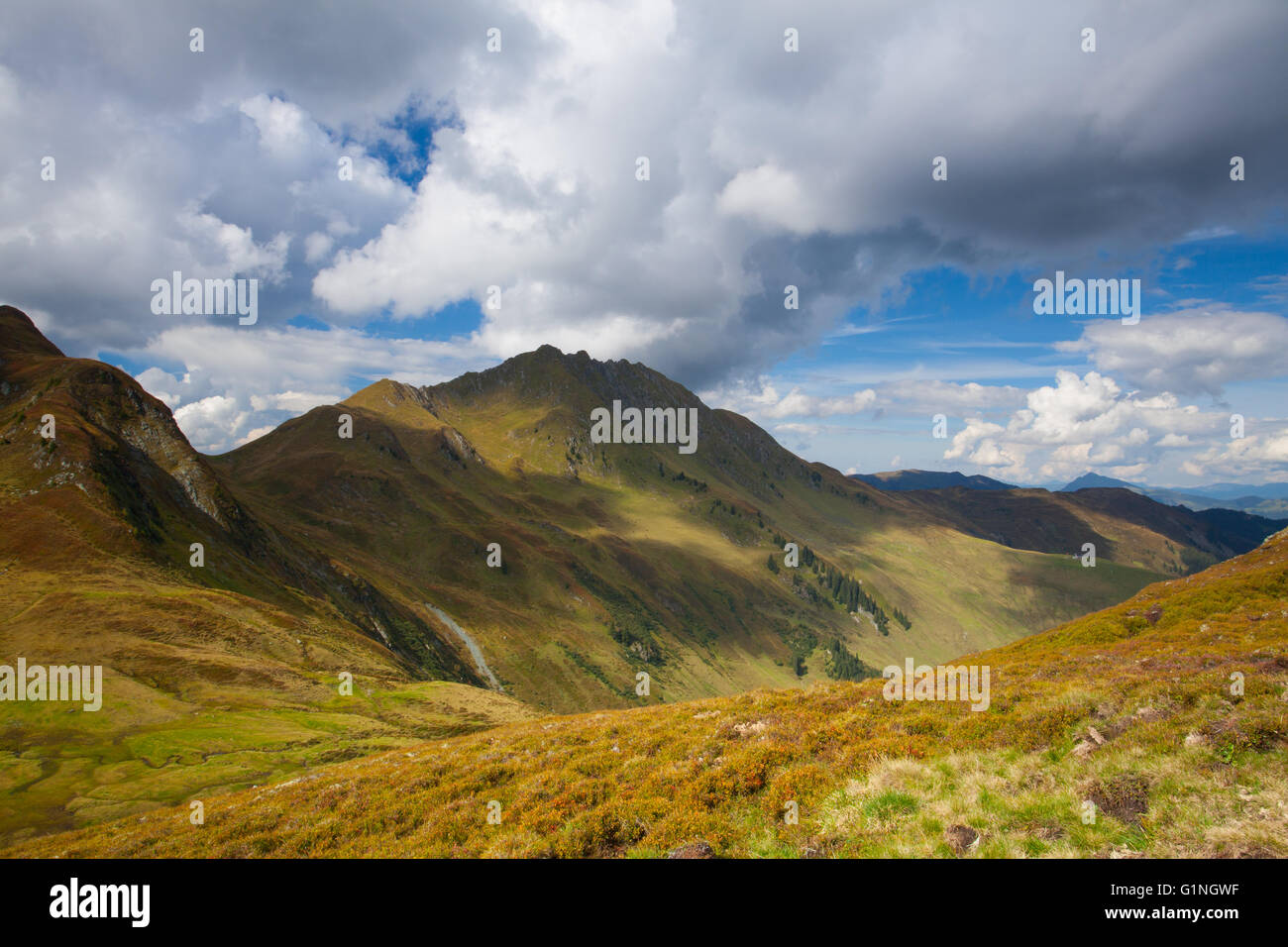 Incredibile località sciistica nelle Alpi tirolesi in autunno, Austria Foto Stock