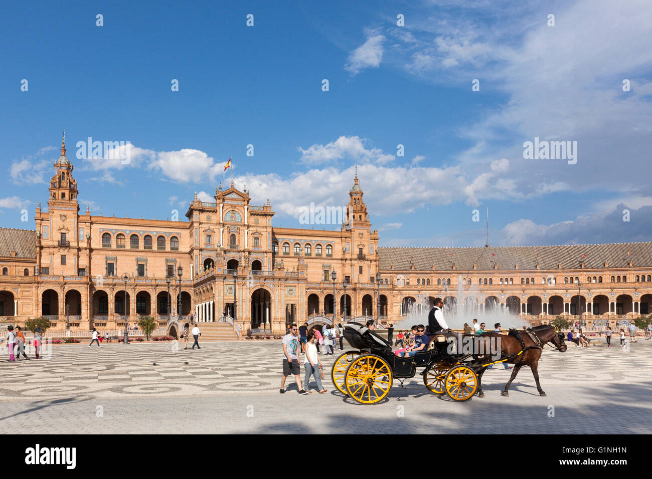 UNESCO World Heritage Site Plaza de Espana, Siviglia, Spagna. Un carro trainato da cavalli e turisti in primo piano. Foto Stock
