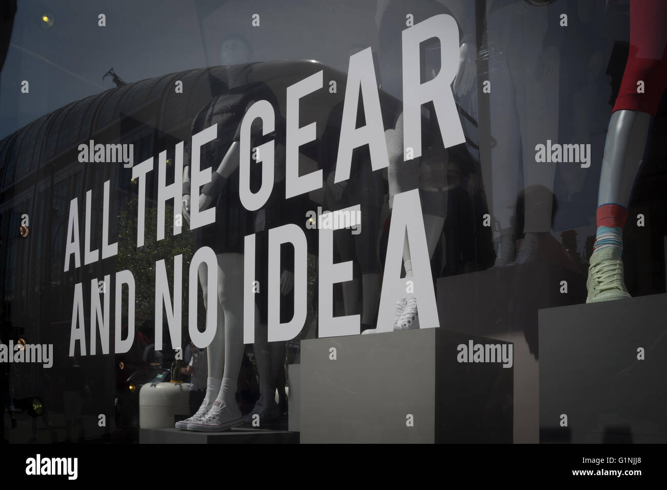 Tutti gli ingranaggi e nessuna idea sportswear window display in Selfridges in Oxford Street Foto Stock