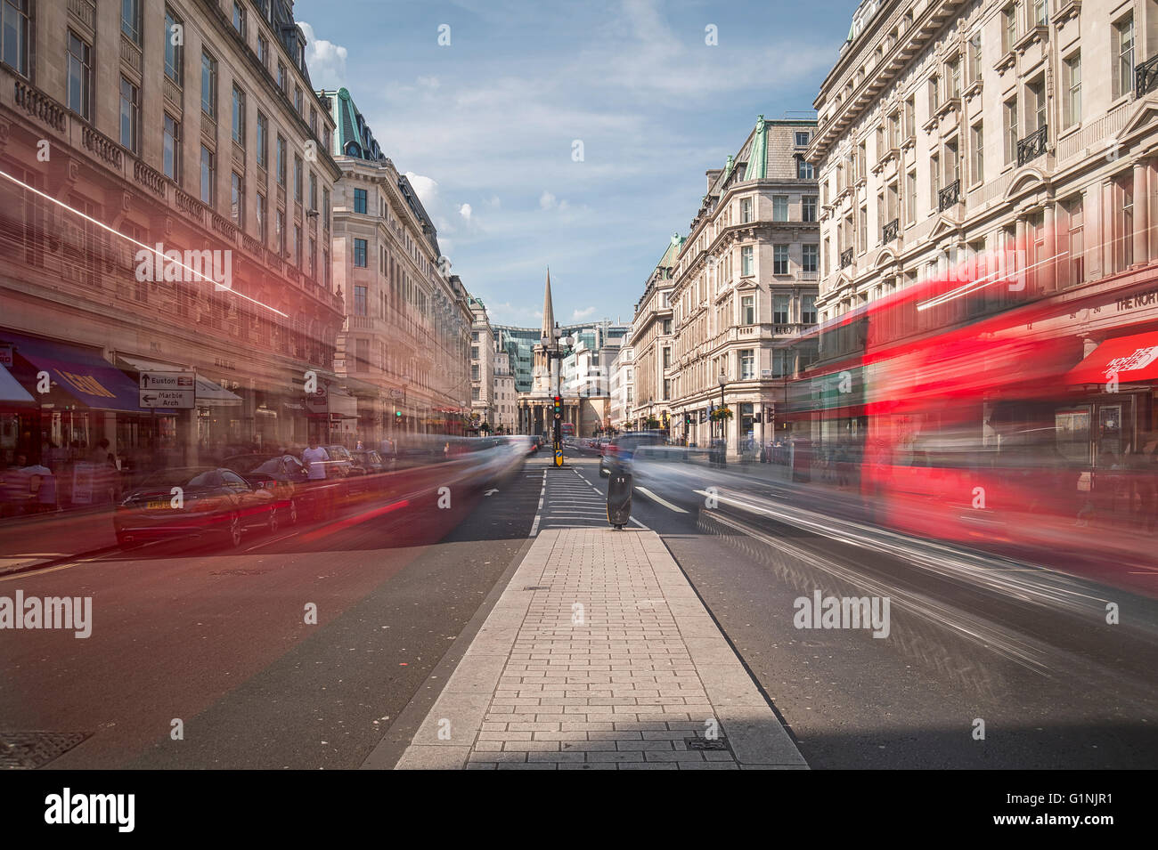 Regent Street con traffico sfocata e pendolari Foto Stock