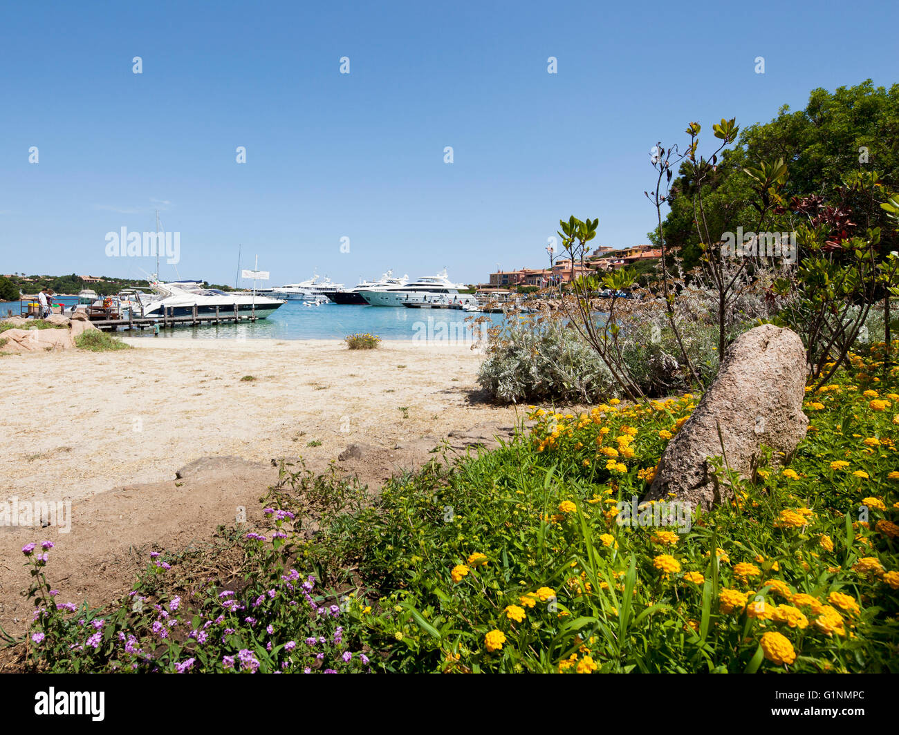 Marina di Porto Cervo con lussuosi negozi sulla Sardegna, Italia Foto Stock
