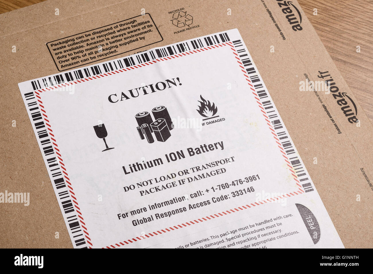 Etichetta di avvertimento su un pacchetto di Amazon per una batteria agli ioni di litio Foto Stock